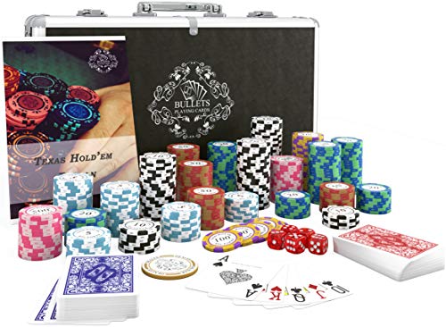 Bullets Playing Cards - Pokerkoffer Deluxe Pokerset mit 300 Clay Pokerchips Carmela, Poker-Anleitung, Dealer Button und Bullets Plastik Pokerkarten  